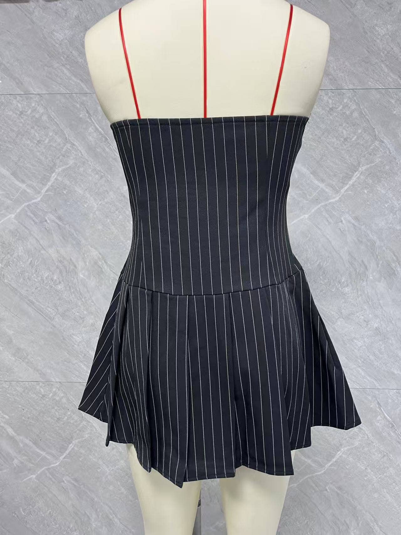 Sexy striped waist-cinching and strapless dress