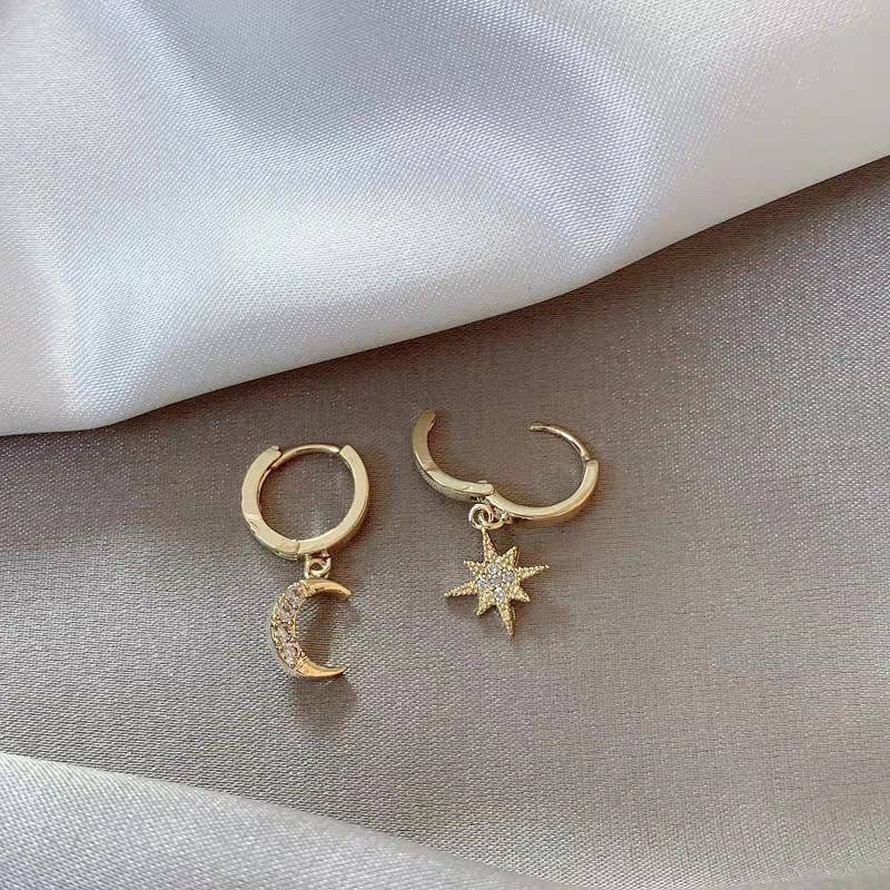 Asymmetric star-moon-ear diamond earrings