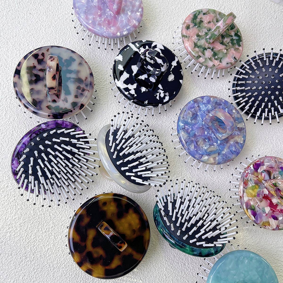 SIMPLE AND PORTABLE MASSAGE COMB