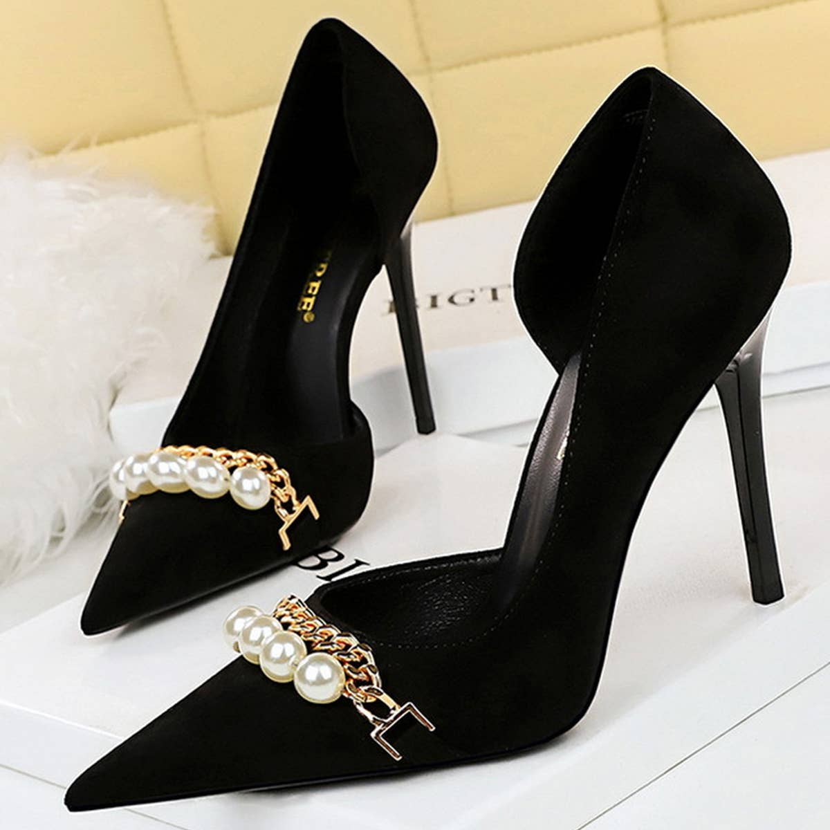 SHALLOW-MOUTHED AND POINTED PEARL CHAIN HIGH HEELS