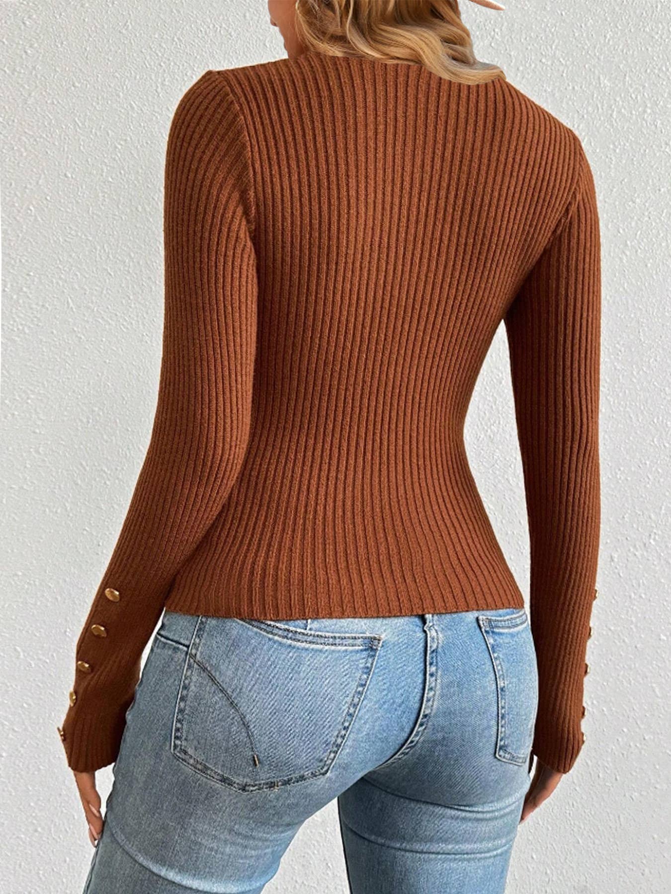 Round-neck solid-color metal buckle knitted top