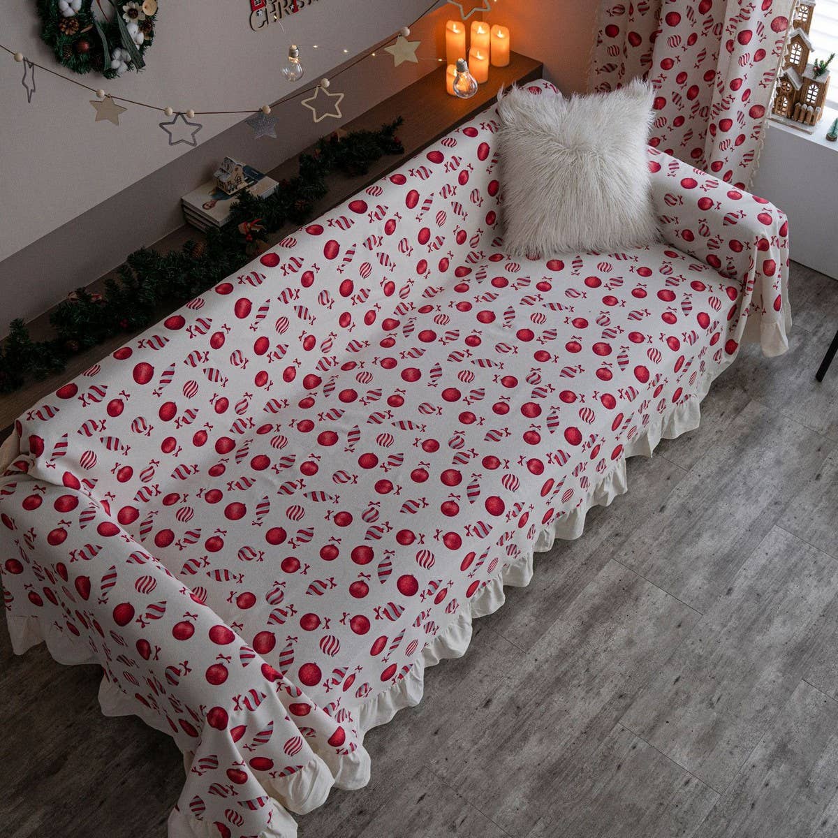 CHRISTMAS PRINT RUFFLED RETRO SOFA THROW