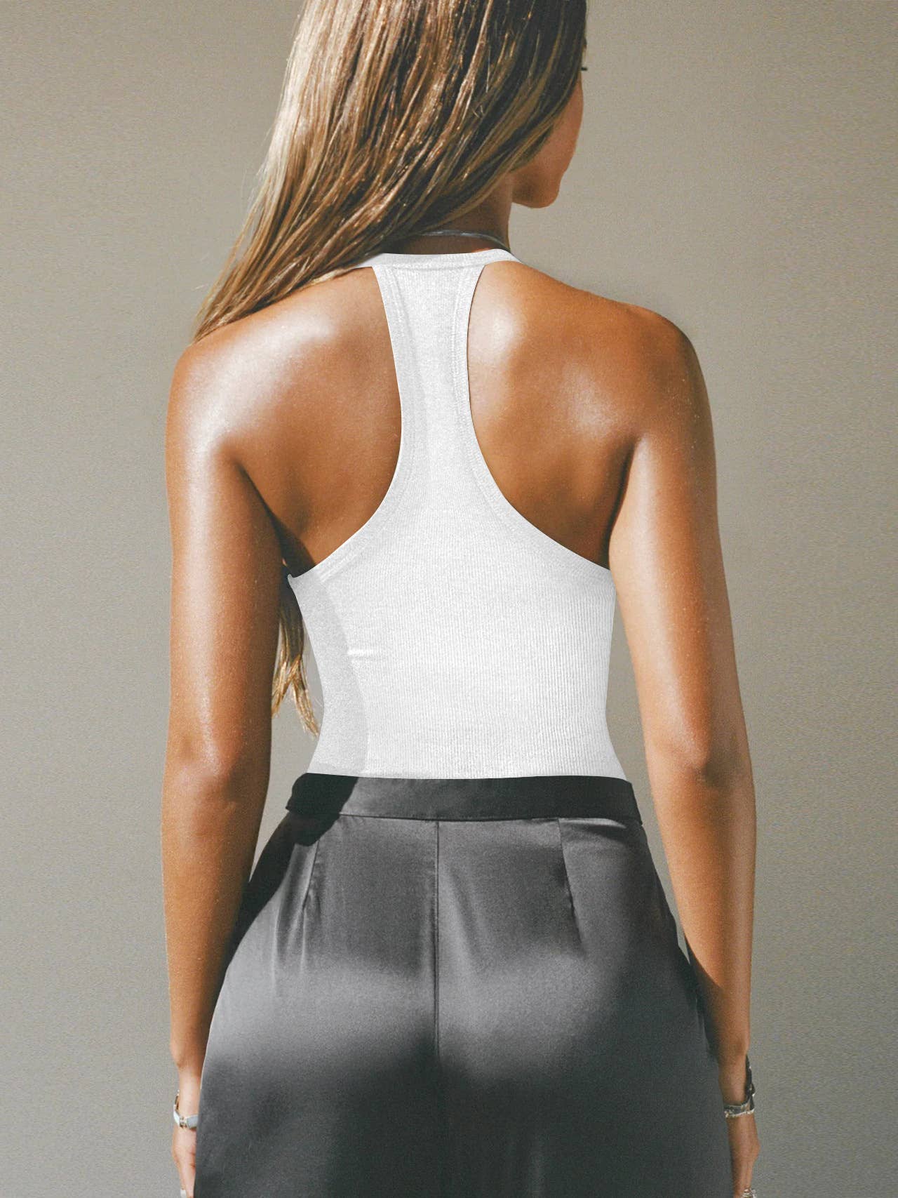 A HOLLOWED-OUT NECKLACE-STYLE SLIMMING HALTER_CWTTK1112