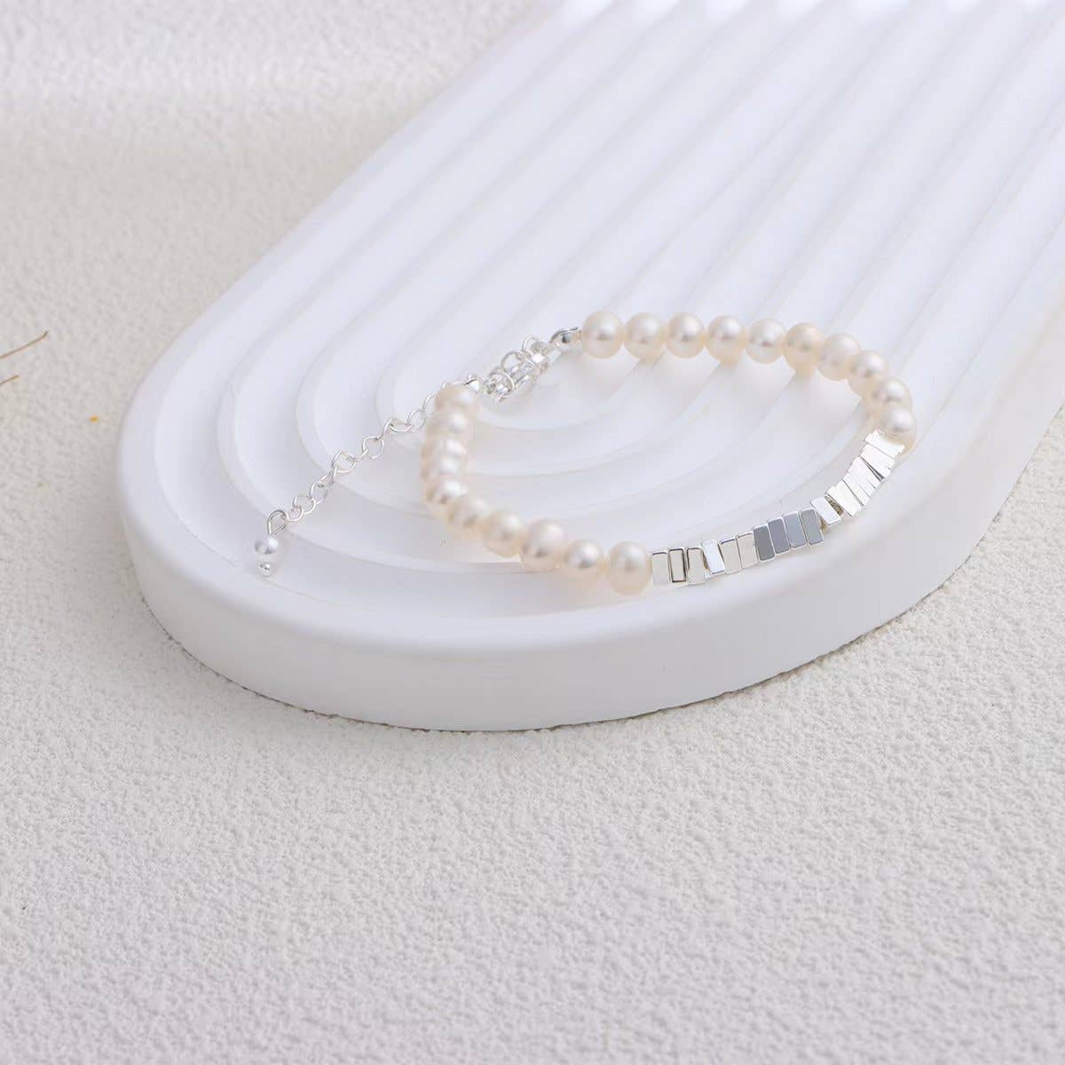 Freshwater pearl bracelet made of broken silver