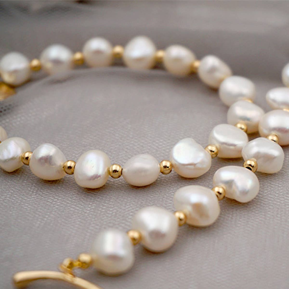ELEGANT AND COOL PEARL BRACELET