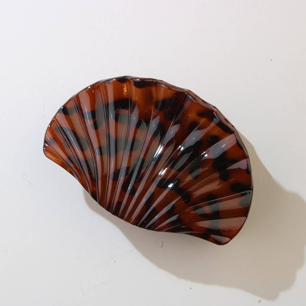 CWAG00594_OVERSIZED SEASHELL RESIN HAIR CLIP