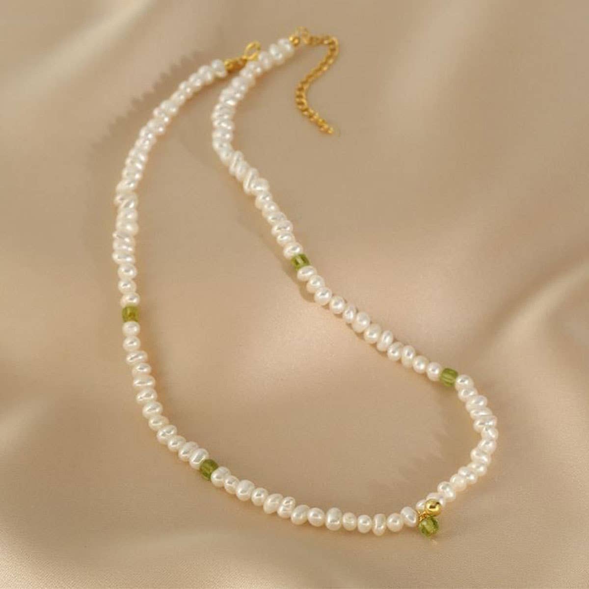 Pearls stacked on double-layer collarbone chain