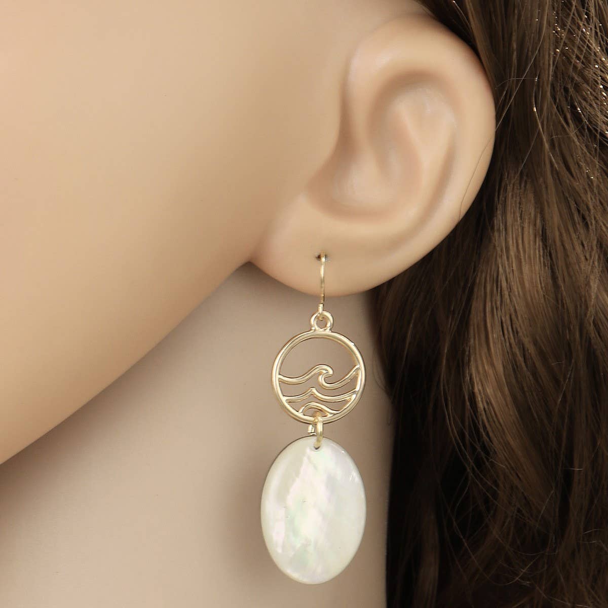 TEARDROP-SHAPED WHITE SHELL TASSEL EARRINGS