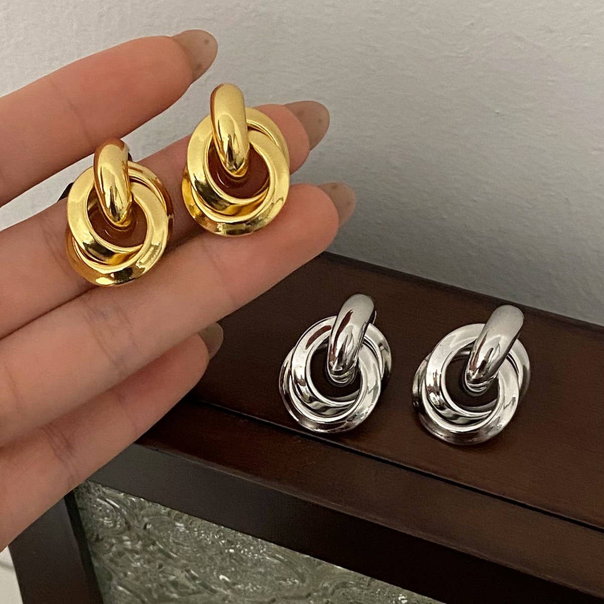 WOMEN'S VERSATILE METAL ELEGANT HOOP EARRINGS
