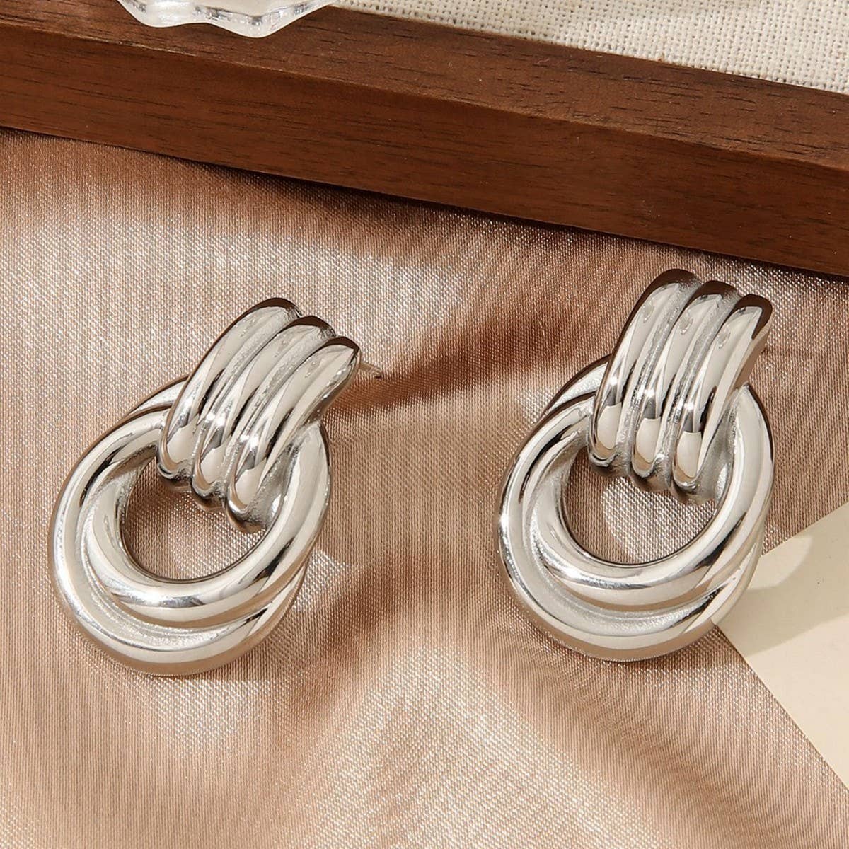 18K GOLD THREADED TITANIUM HOOP EARRINGS_CWMM3603