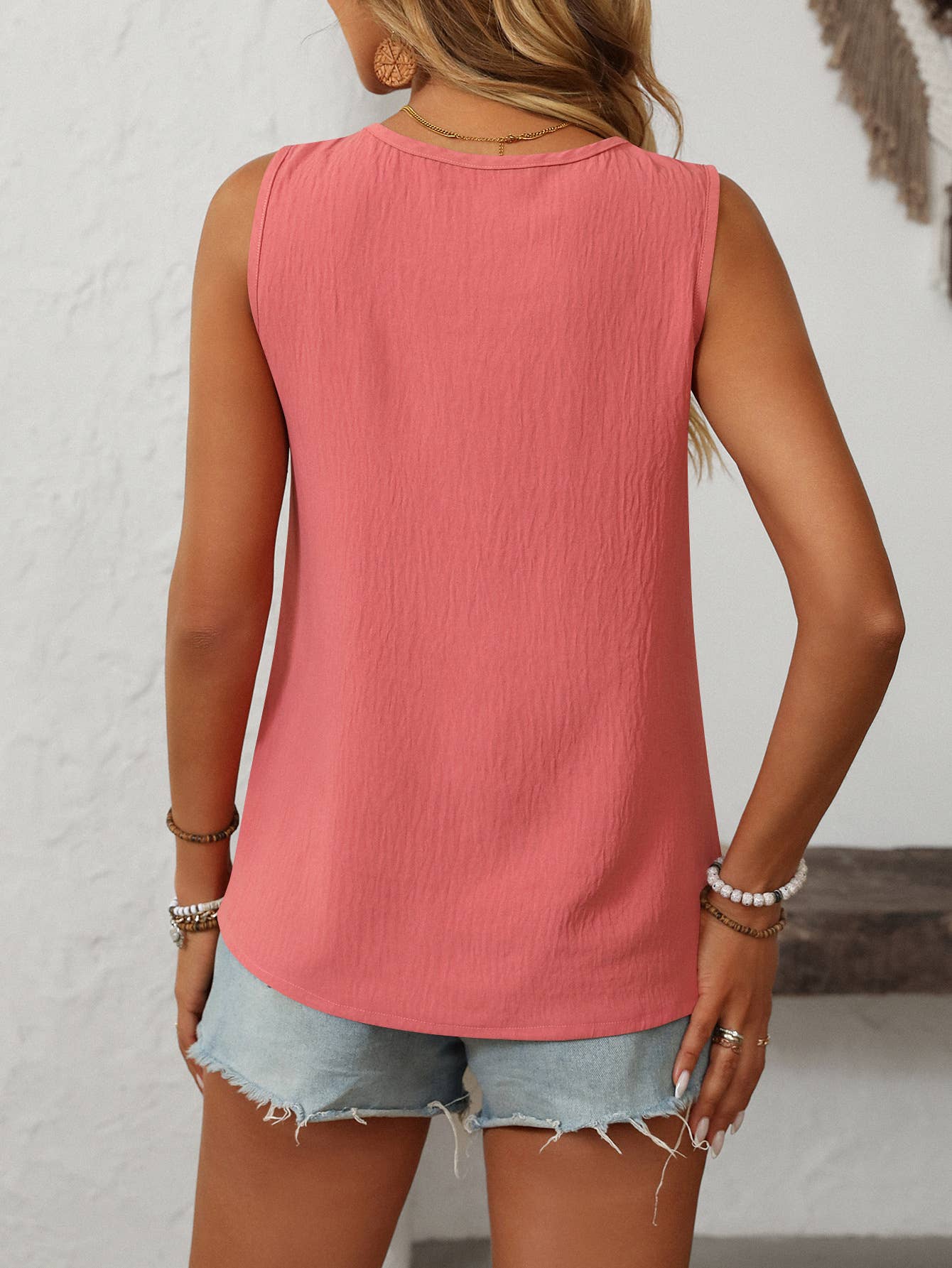 Solid color crew neck sleeveless casual vest