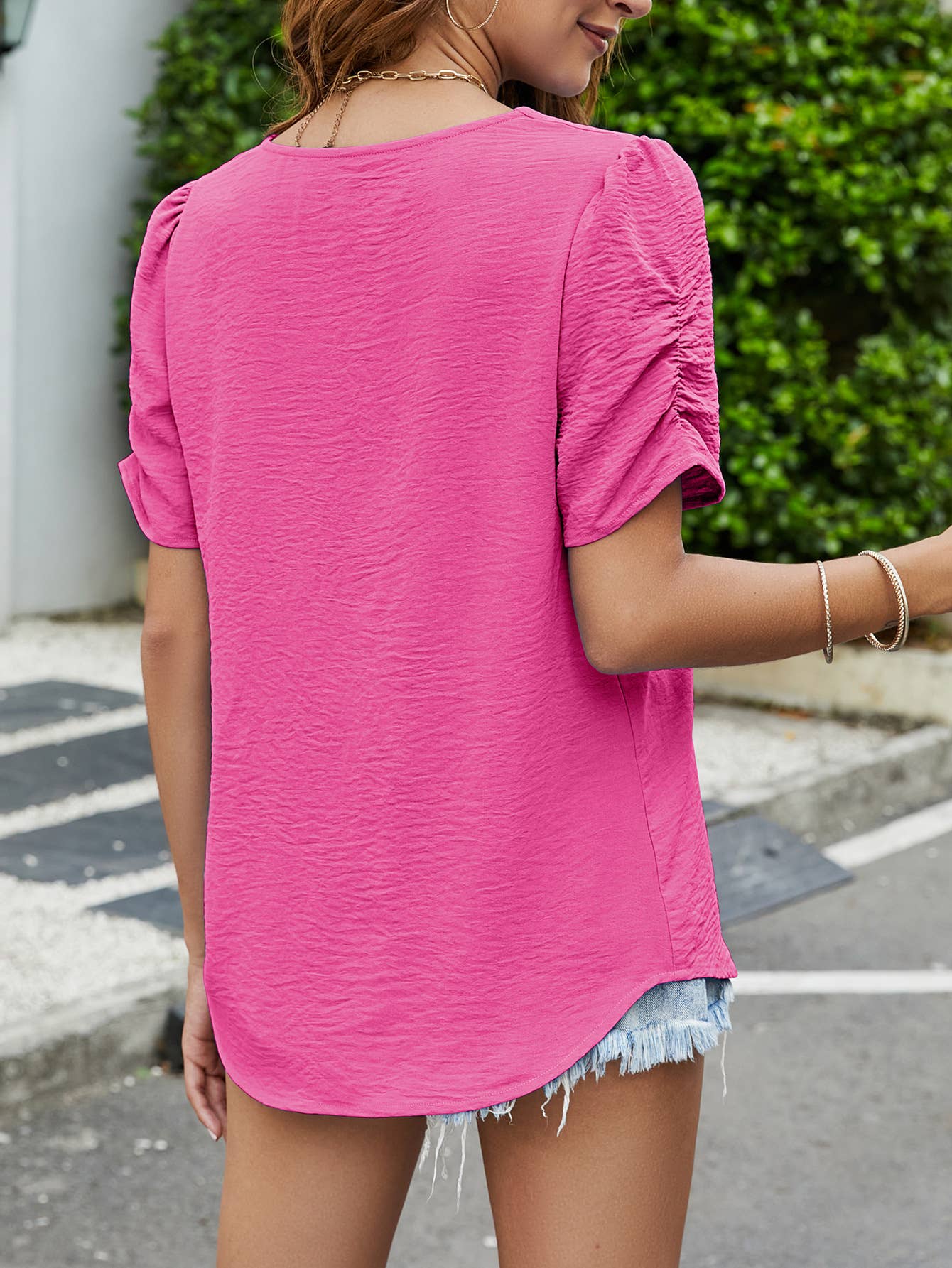 Simple solid color V-neck short-sleeved top