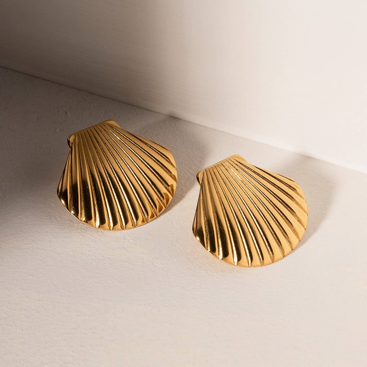 CREATIVE OCEAN SERIES GOLD SHELL EARRINGS