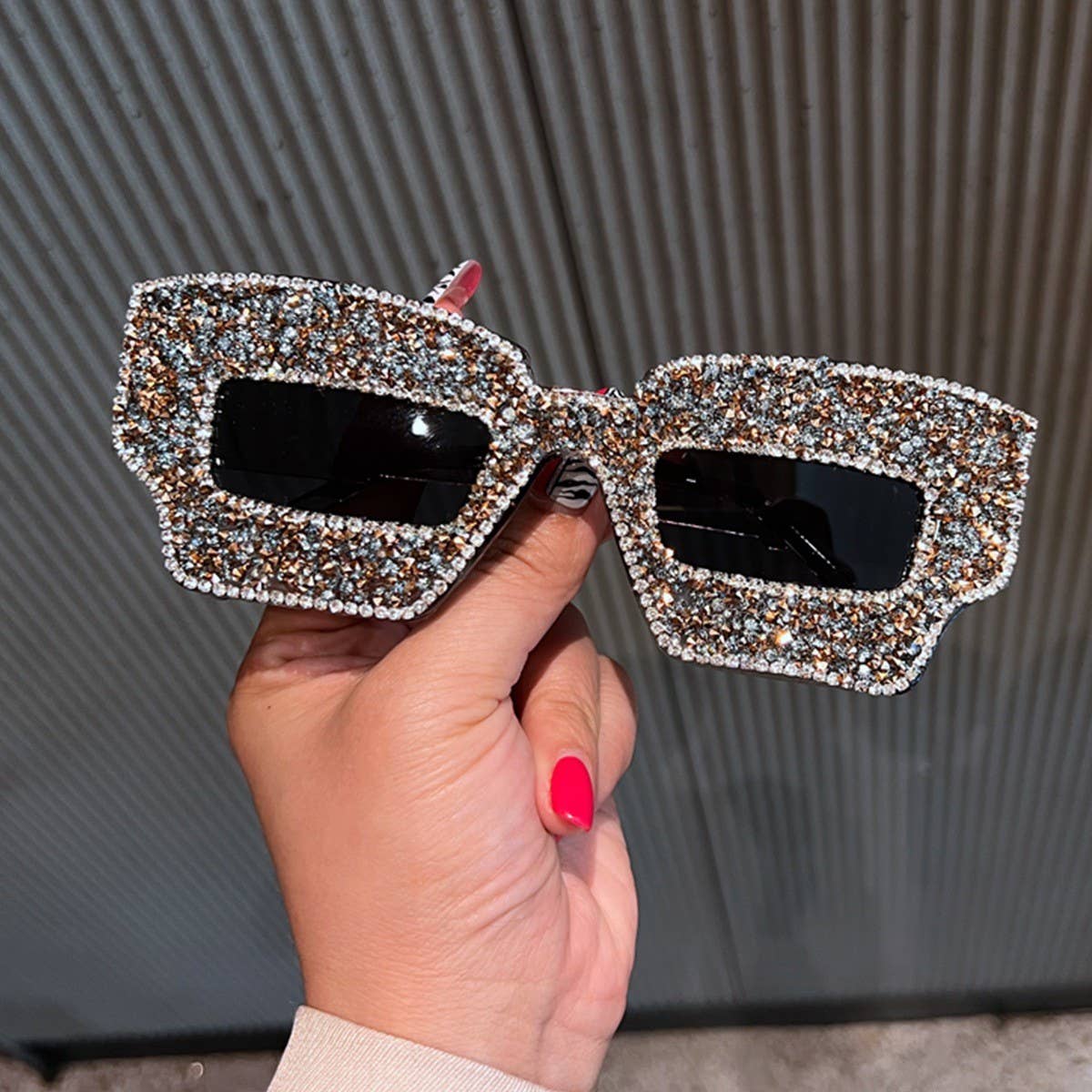 FASHIONABLE AND STYLISH DIAMOND-STUDDED SUNGLASSES_CWASG0800