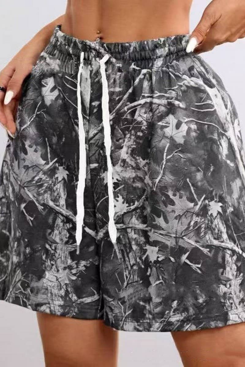 CWBSP0569_LOOSE DRAWSTRING CAMO SHORTS WITH BRANCH PRINT
