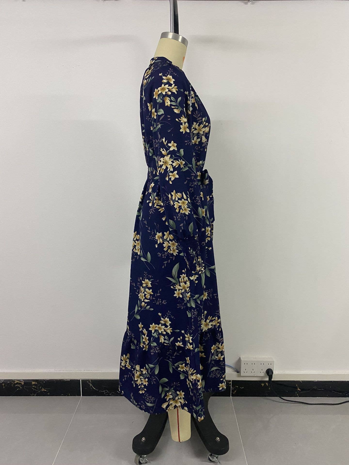 Loose V-neck,long-sleeved,waist-cinching dress