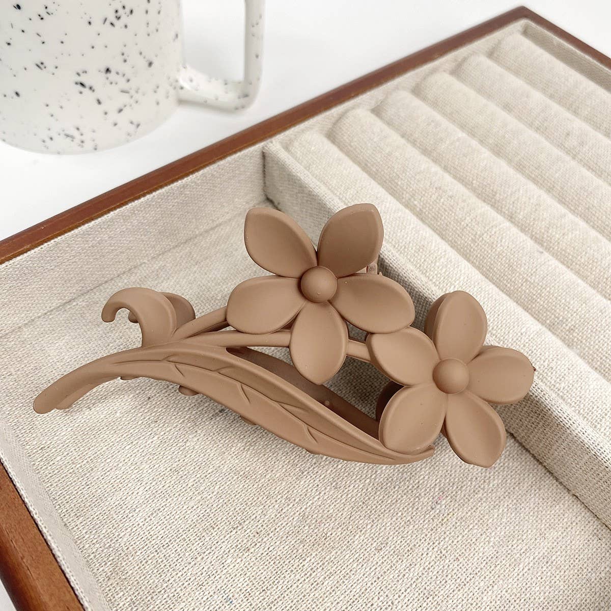 Versatile fashionable hollowed-out grab clip