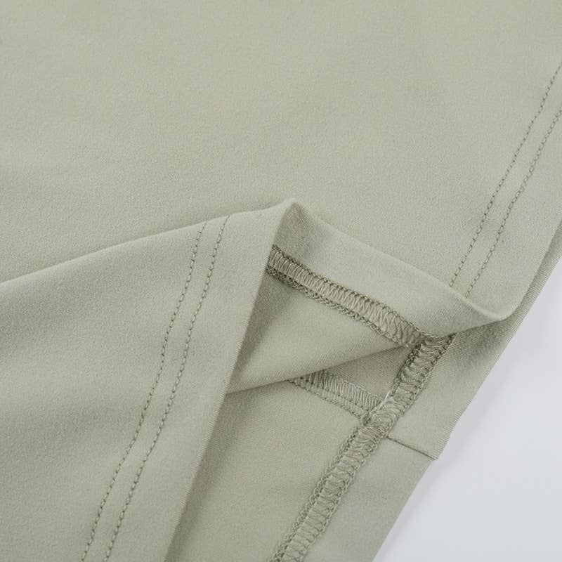 Solid-color sleeveless halter dress covers hips