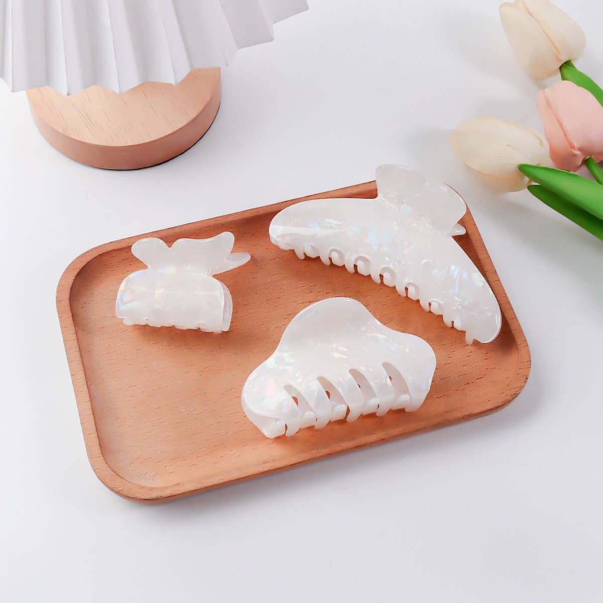 CWAHA1409_SIMPLE HAIR CLAW CLIP WHITE SHIMMER