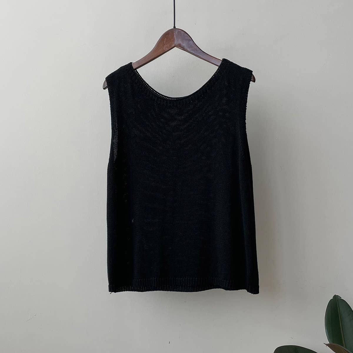SIMPLE SOLID COLOR U-NECK KNIT VEST