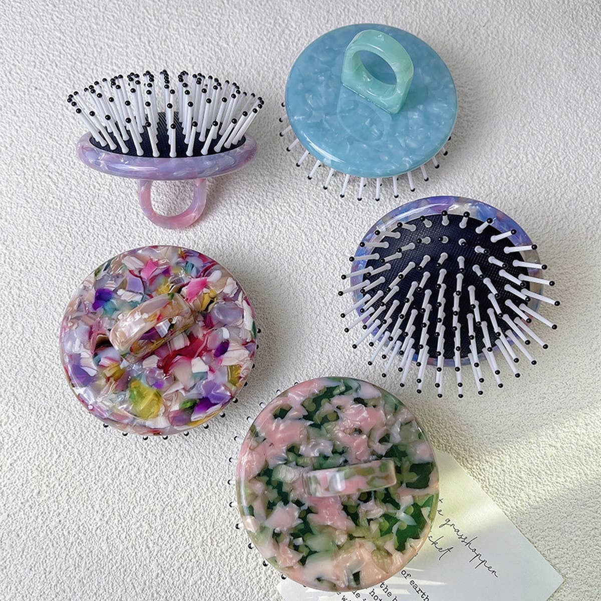 SIMPLE AND PORTABLE MASSAGE COMB