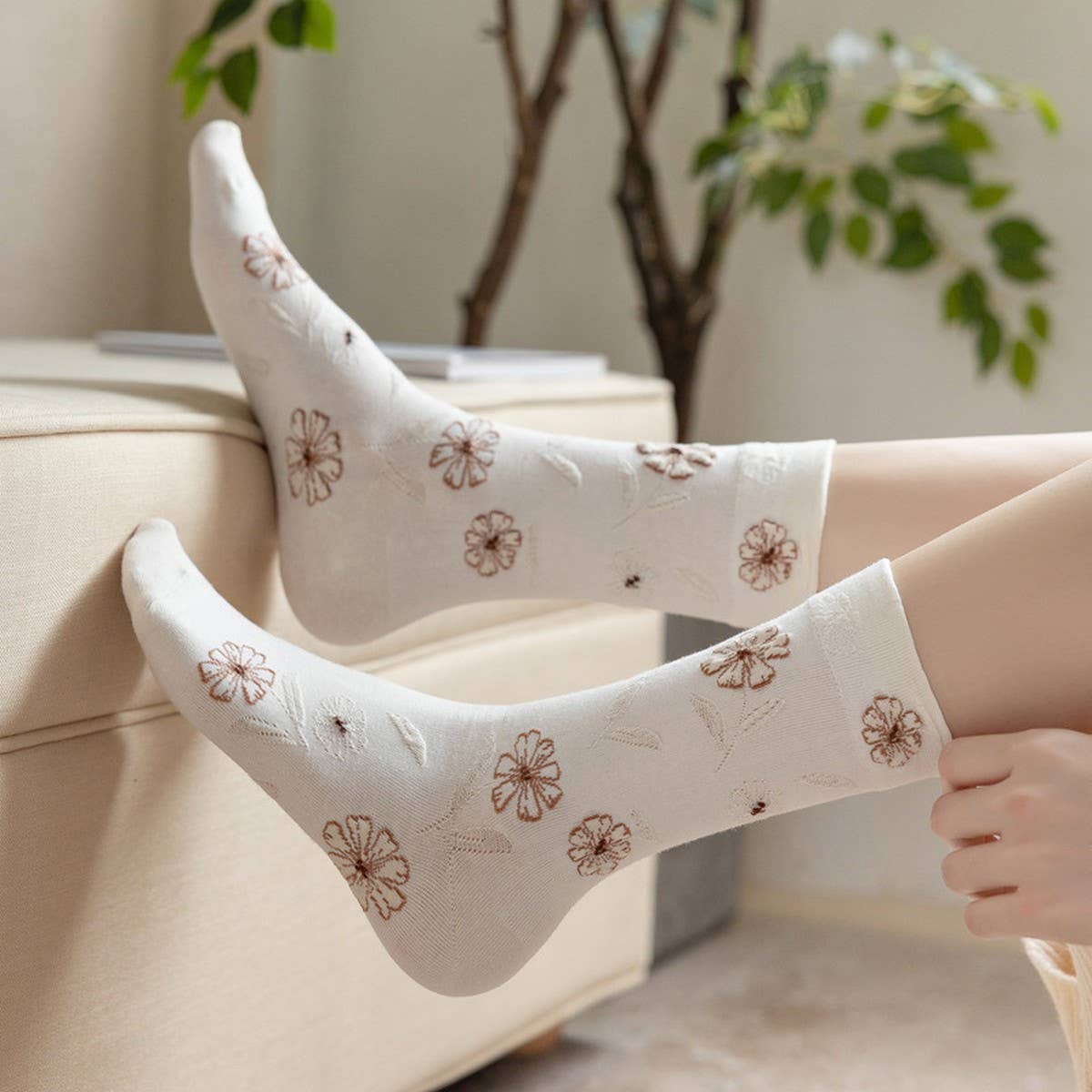 THREE-DIMENSIONAL RELIEF FLOWER MID-TUBE SOCKS