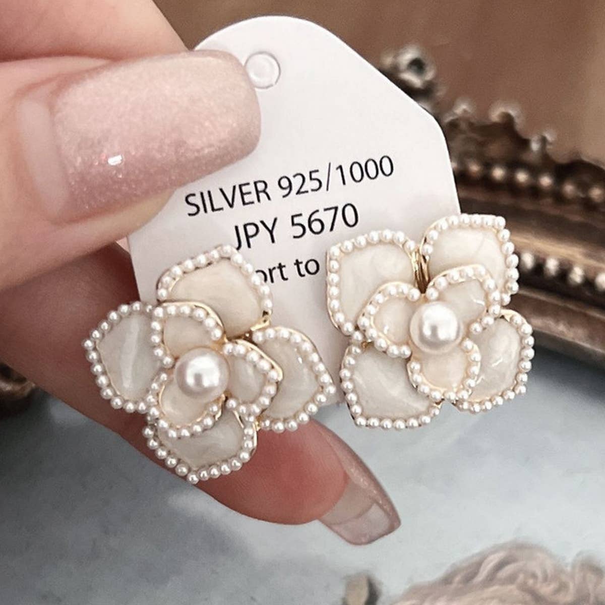 VINTAGE STYLE PEARL WHITE FLOWER STUD EARRINGS