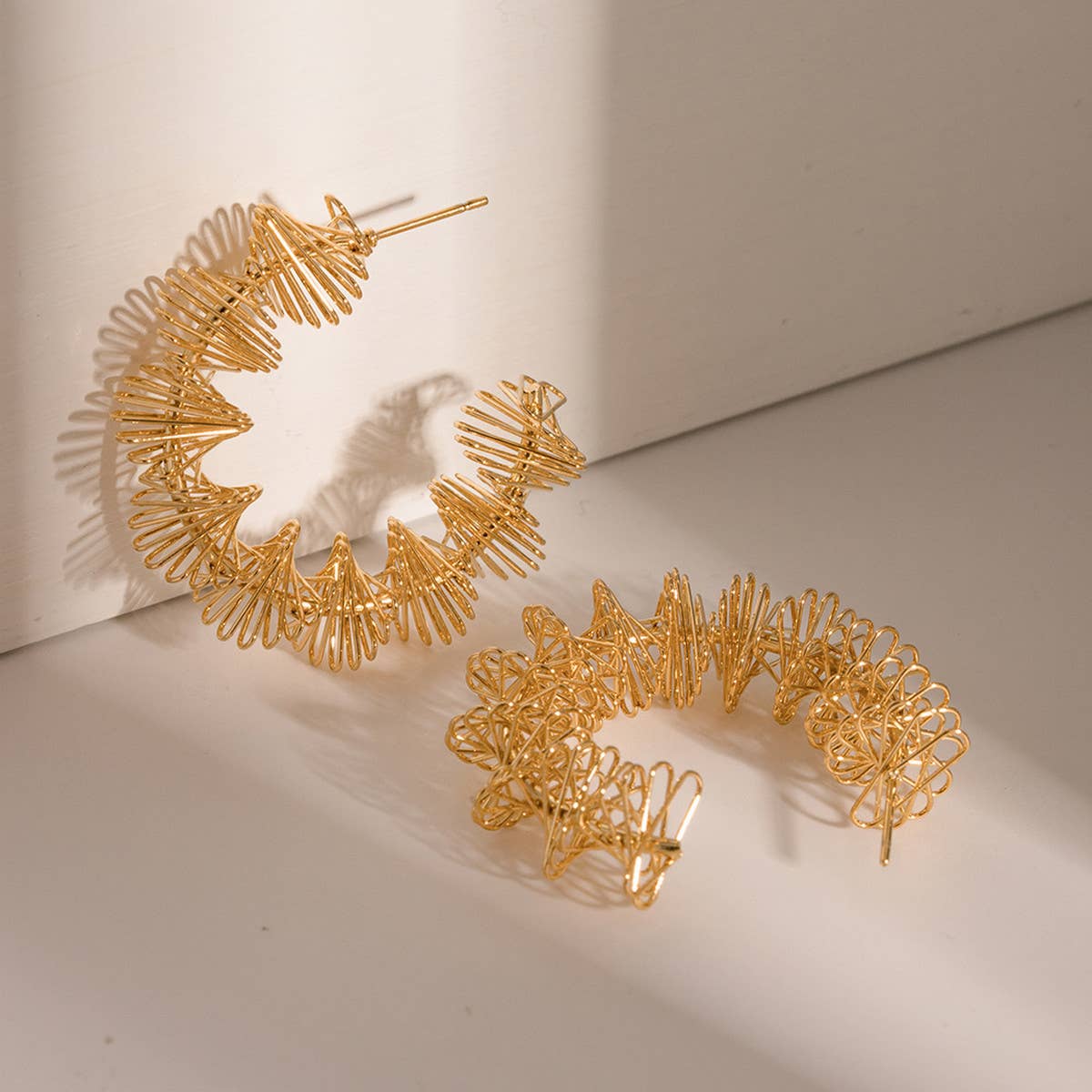 SIMPLE TWISTED SPRING C-SHAPED EARRINGS_CWAHA0916