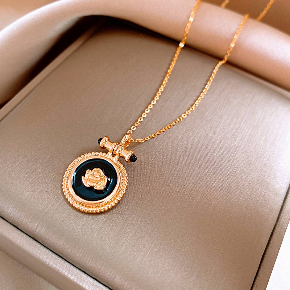 VINTAGE ROUND OIL DROP ROSE FLOWER NECKLACE