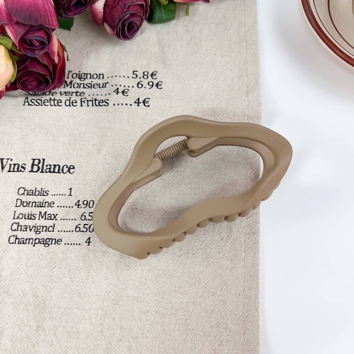 Versatile fashionable hollowed-out grab clip