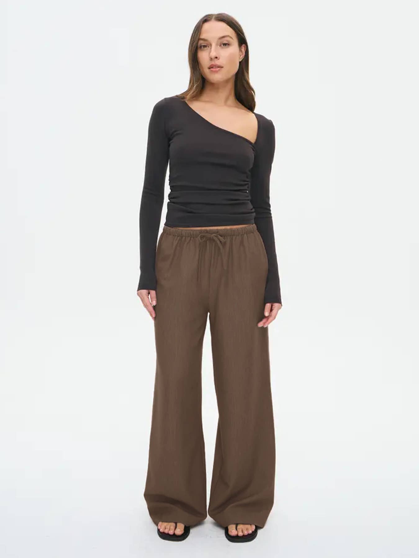Stretched-waist drawstring straight-leg trousers
