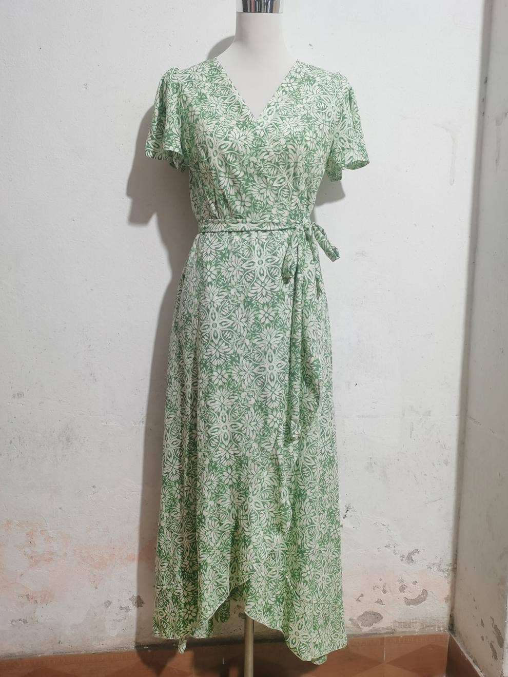 V-neck one-piece lace-up holiday swing dress