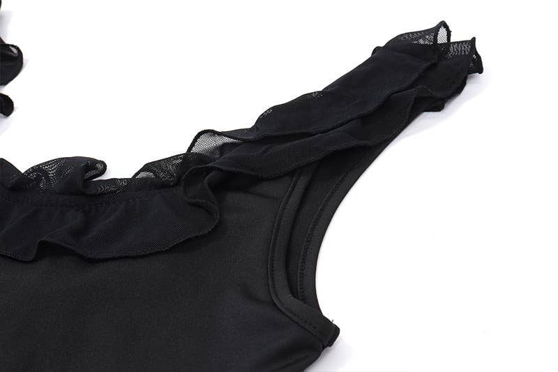 U-neck and black fungus edges Irregular vest