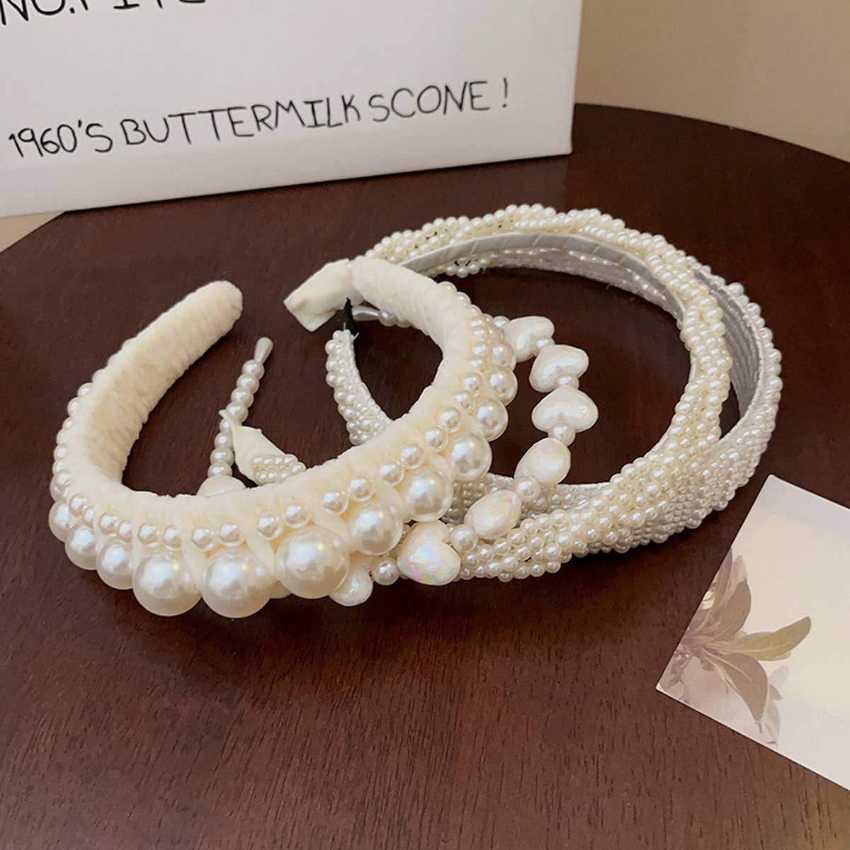 RETRO LOVE TWIST PEARL HEADBAND_CWAHA0829