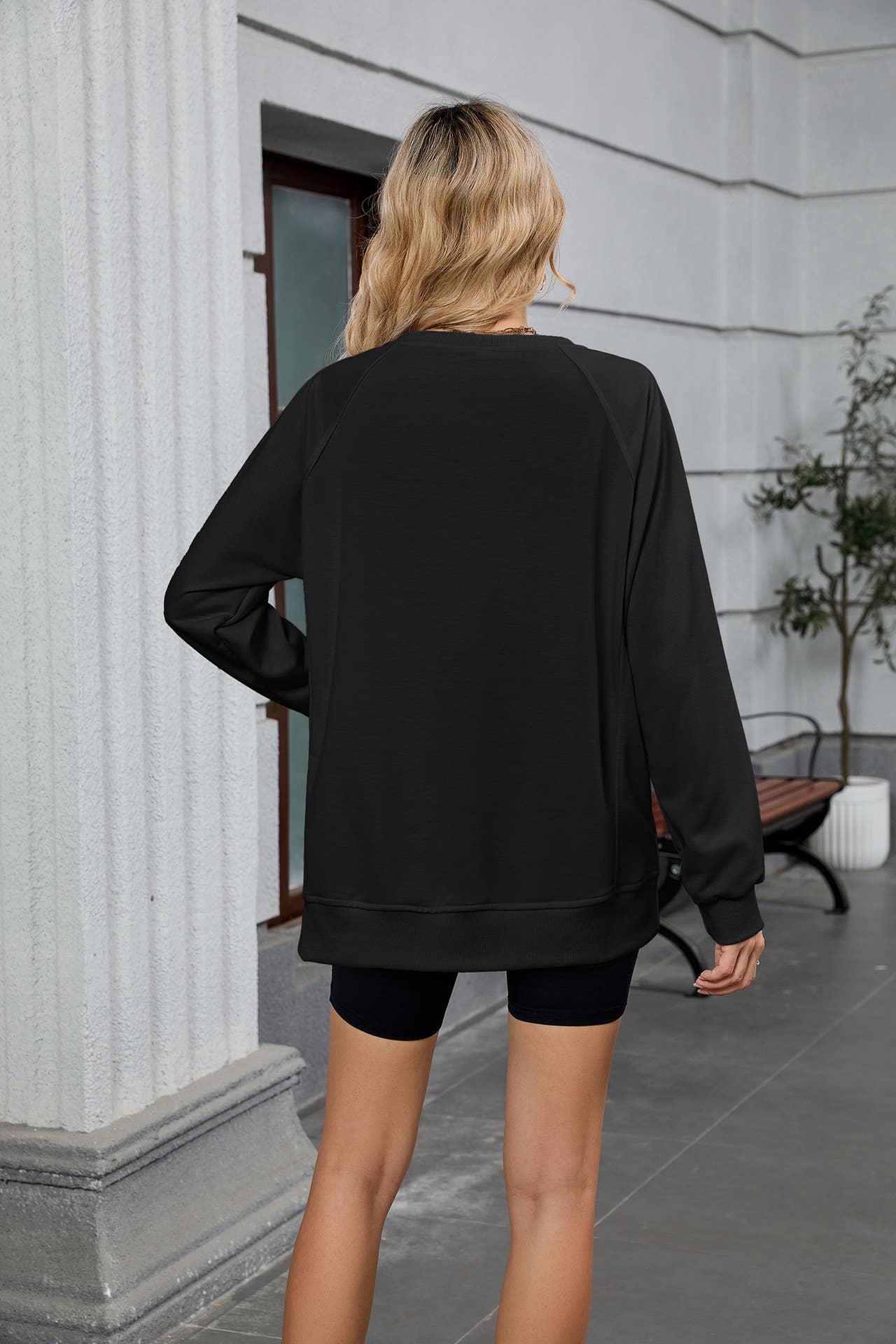 Solid-color round-neck long-sleeved sweatshirt