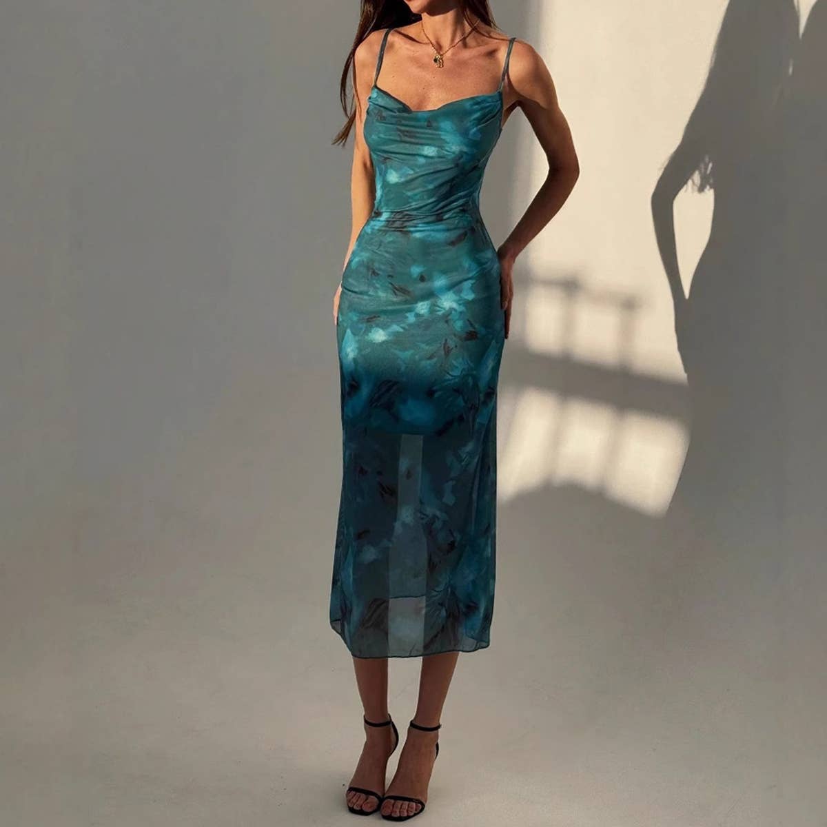 Strapless,form-fitting,high-end mid-length dress
