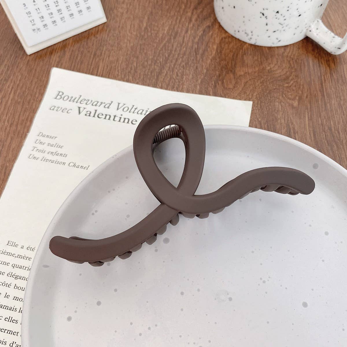 Versatile fashionable hollowed-out grab clip