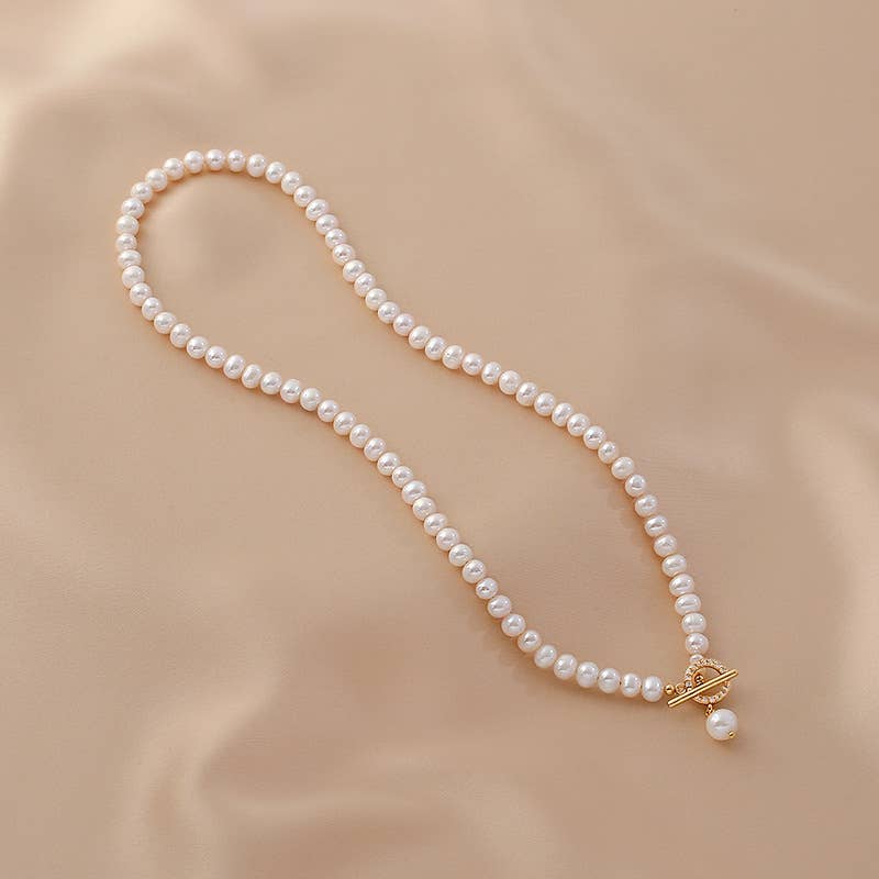 Simple and natural freshwater pearl necklace