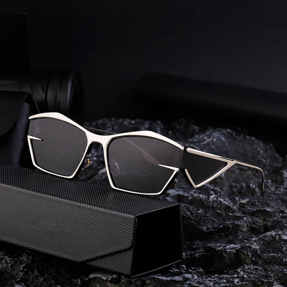 FASHIONABLE HIGH-TECH STEAMPUNK SUNGLASSES