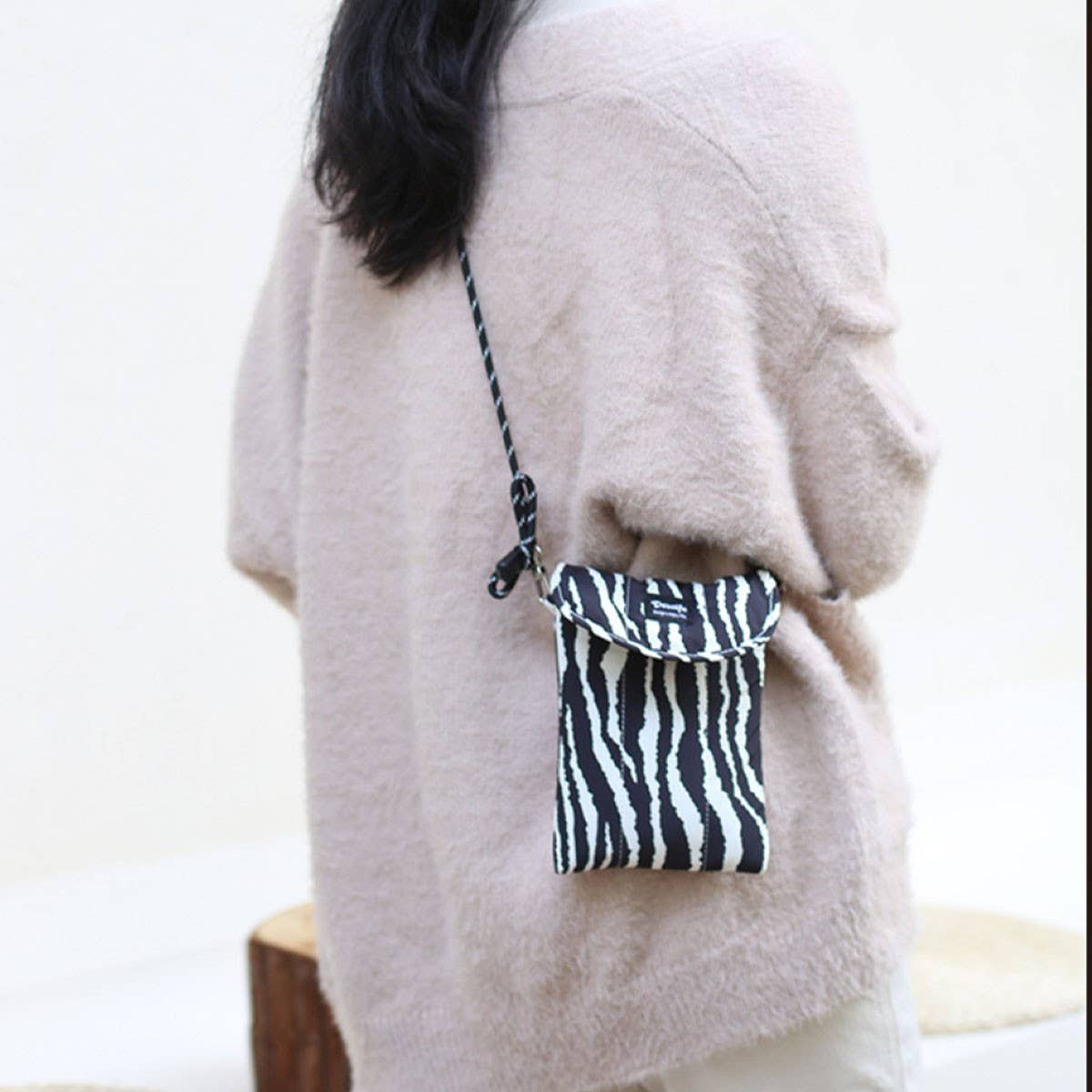 LIGHTWEIGHT MOBILE PHONE SMALL SATCHEL FOR LADIES_CWAB1816