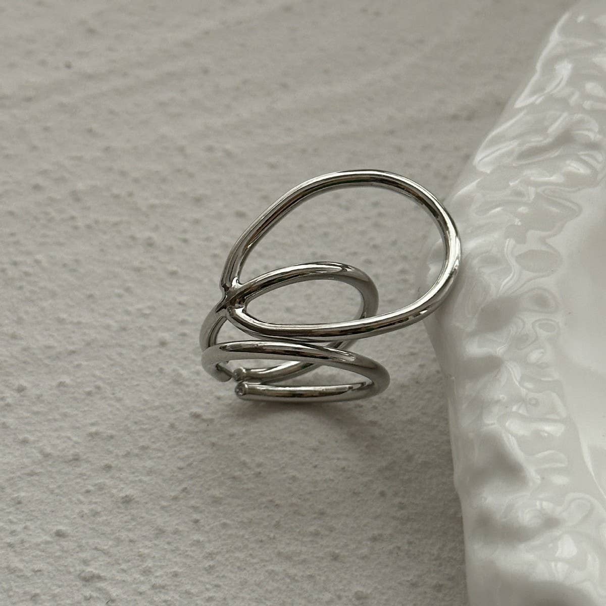 IRREGULAR HOLLOW WINDING IMITATION PEARL RING