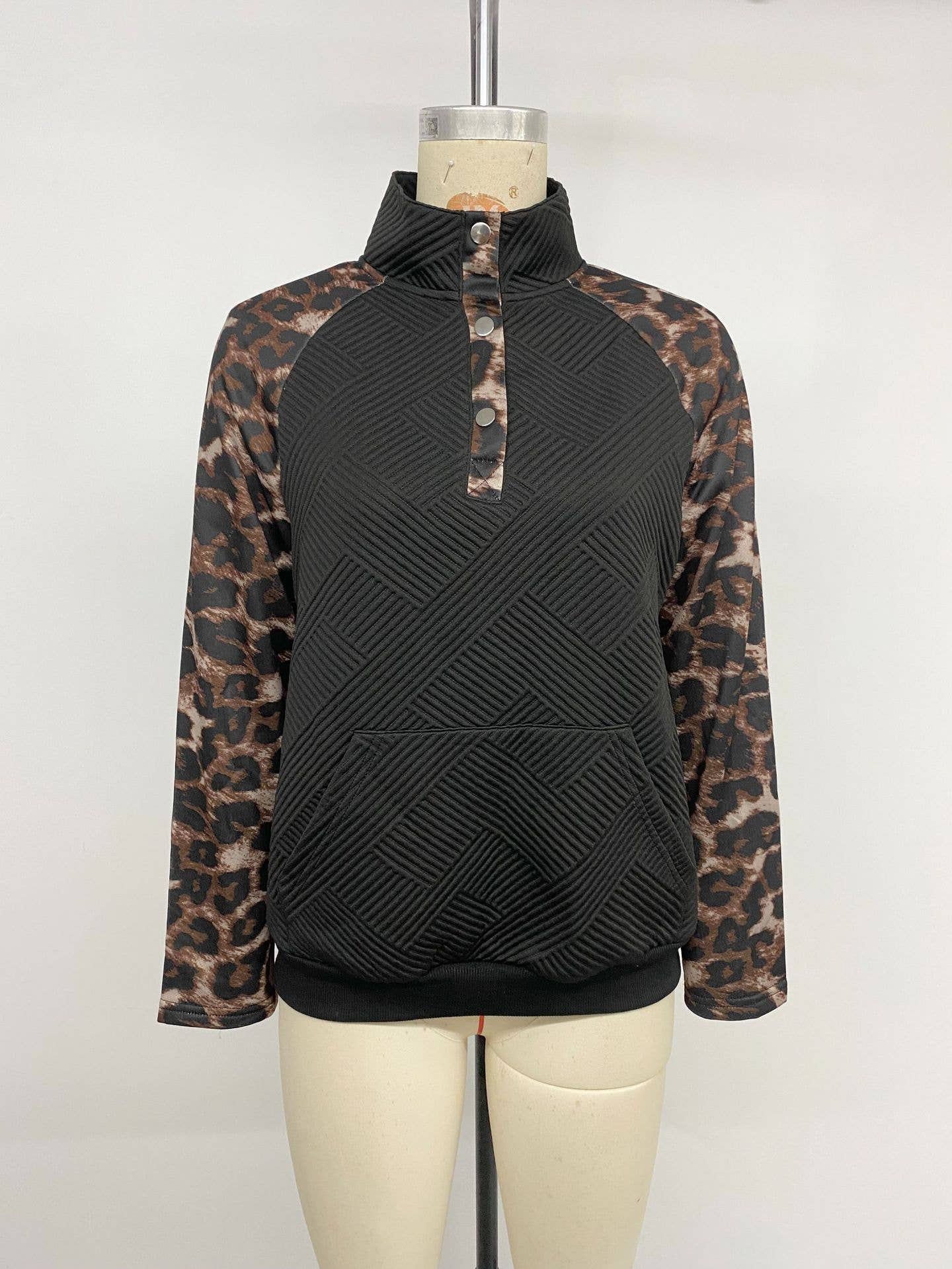 Semi-high collar, leopard print sweatshirt