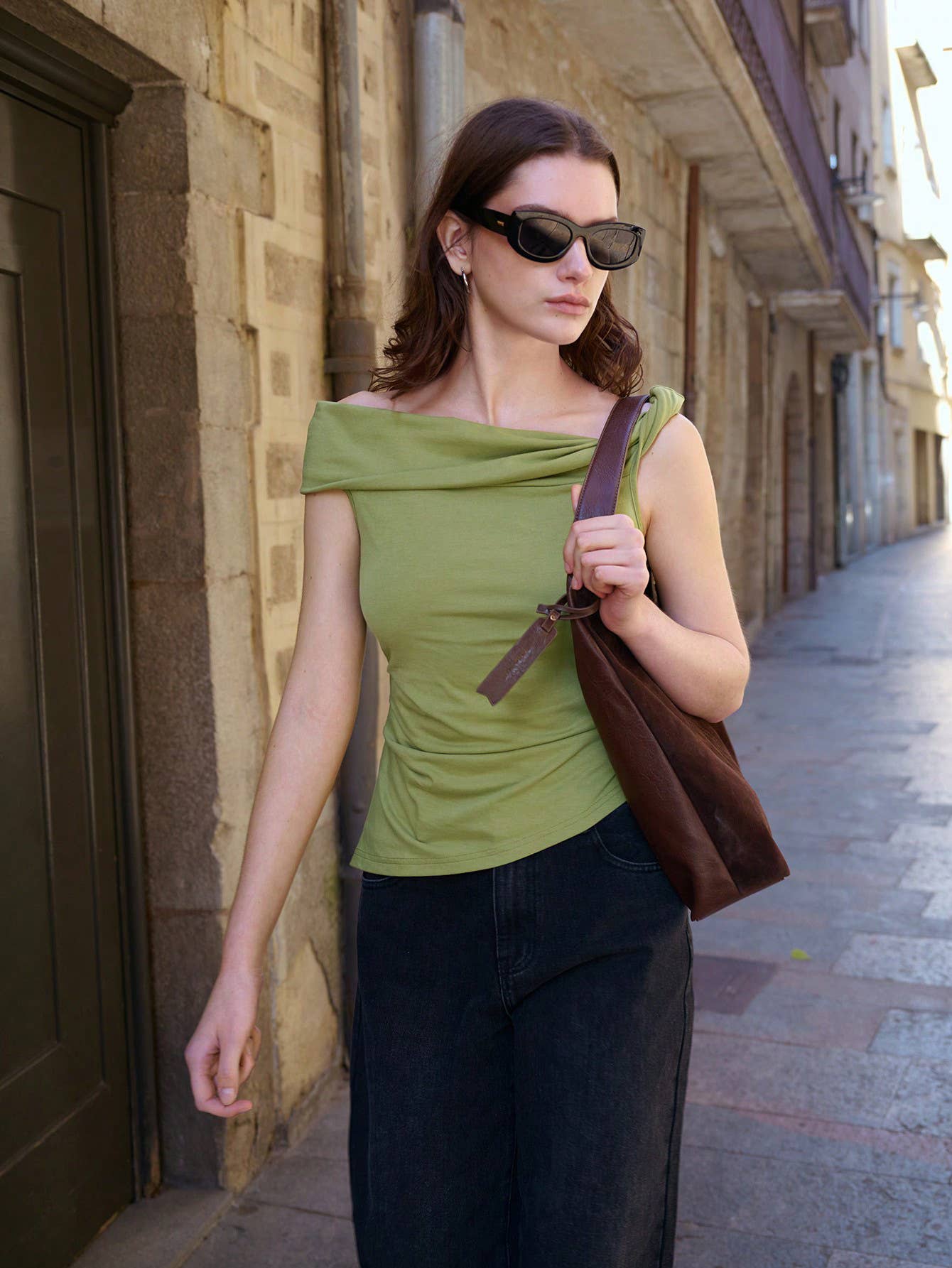 Fashionable sense of design one-shoulder T-shirt