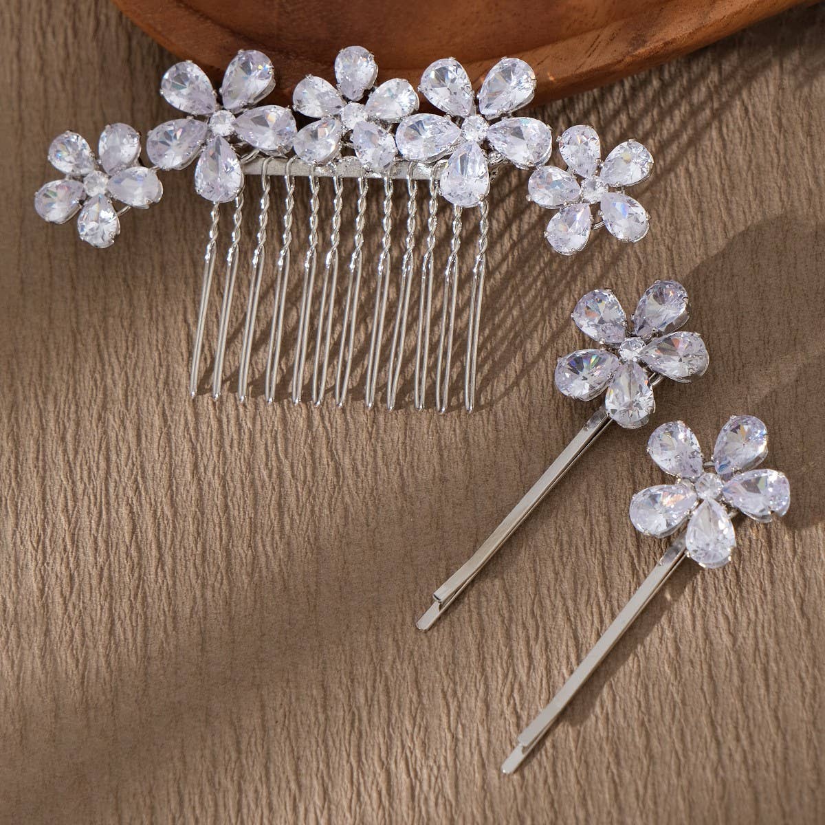 SIMPLE AND VERSATILE FLOWER BRIDAL COMB SET