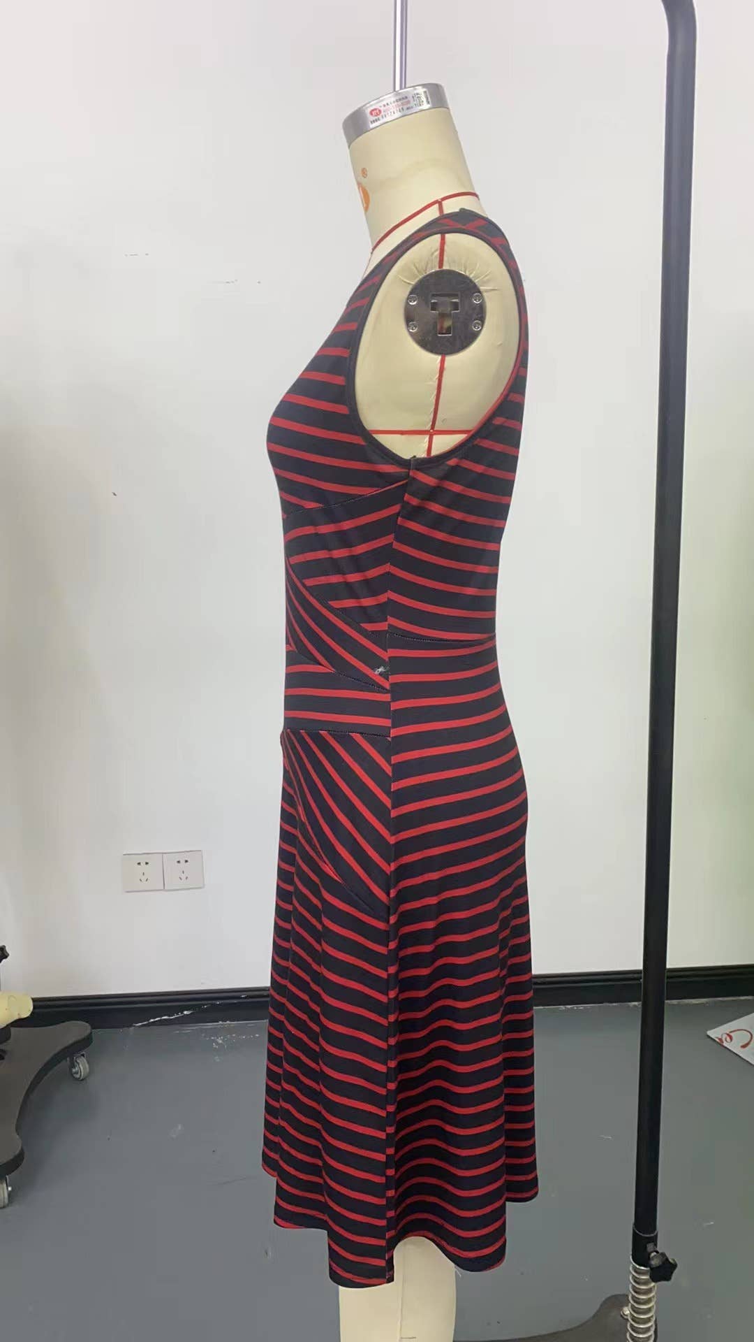 Stripe round-neck sleeveless color-blocked dress