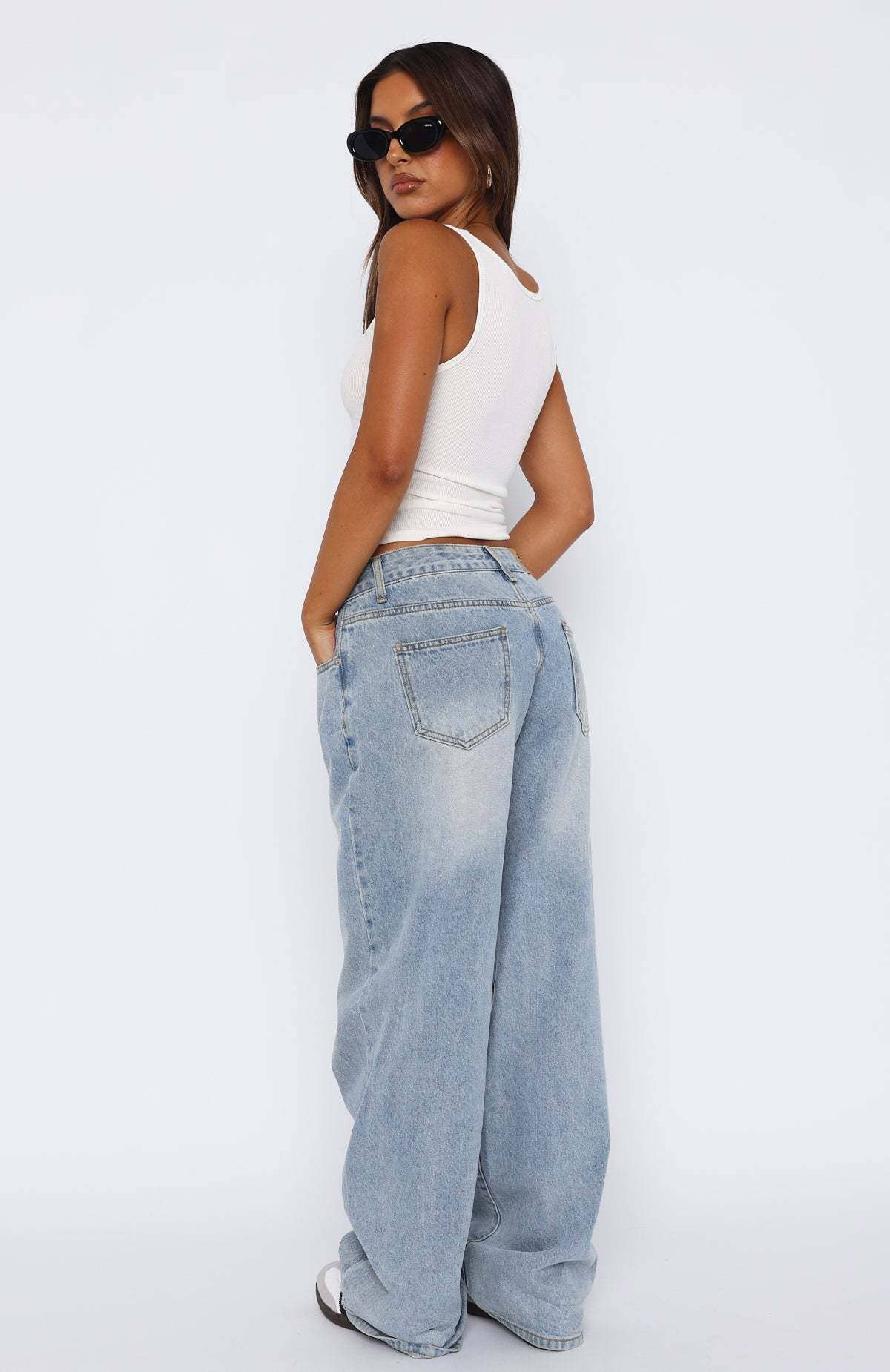 Contracted in the waist not straight jeans