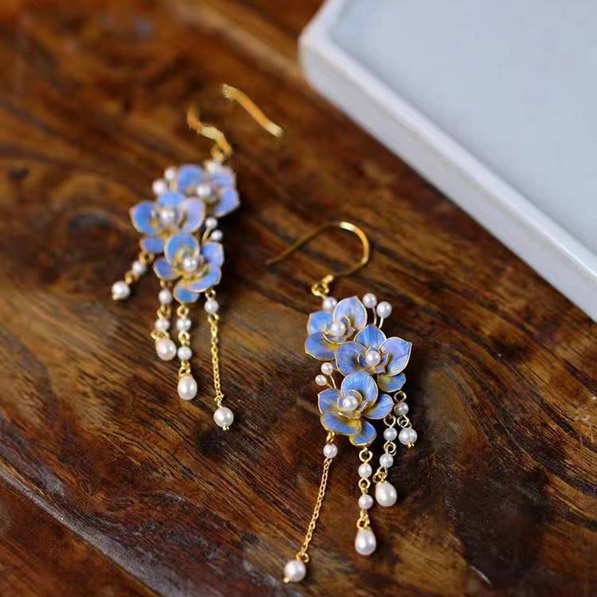 CWAJE4882_SUMMER RETRO PEARL BUTTERFLY TASSEL EARRINGS