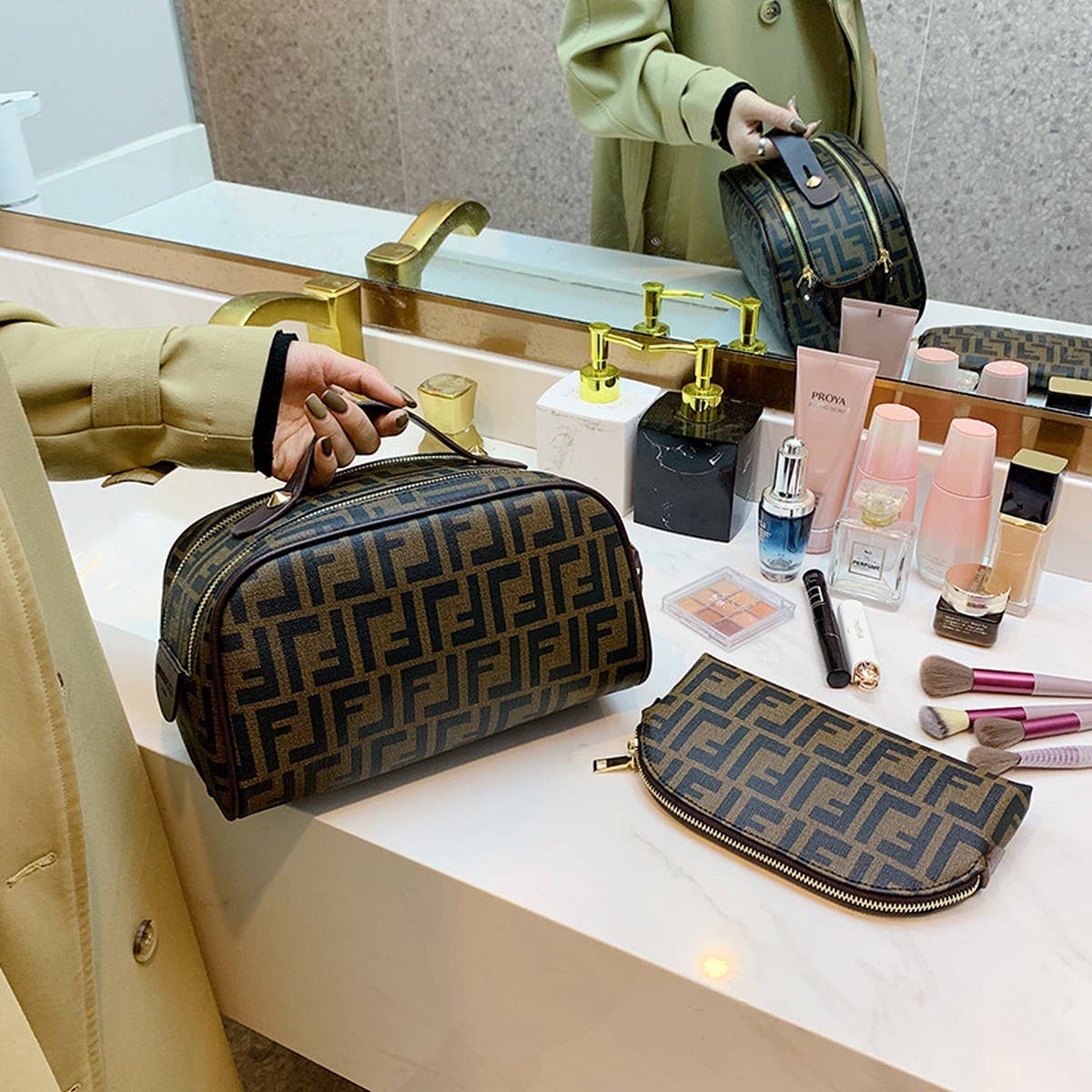 LETTER HAND-HELD LARGE CAPACITY COSMETIC BAG_CWAB4394