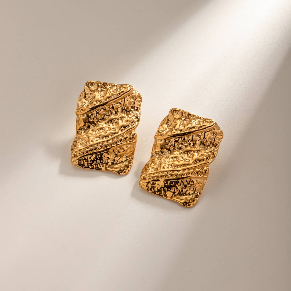 GOLD HAMMERED IRREGULAR EARRINGS_CWAHA0897