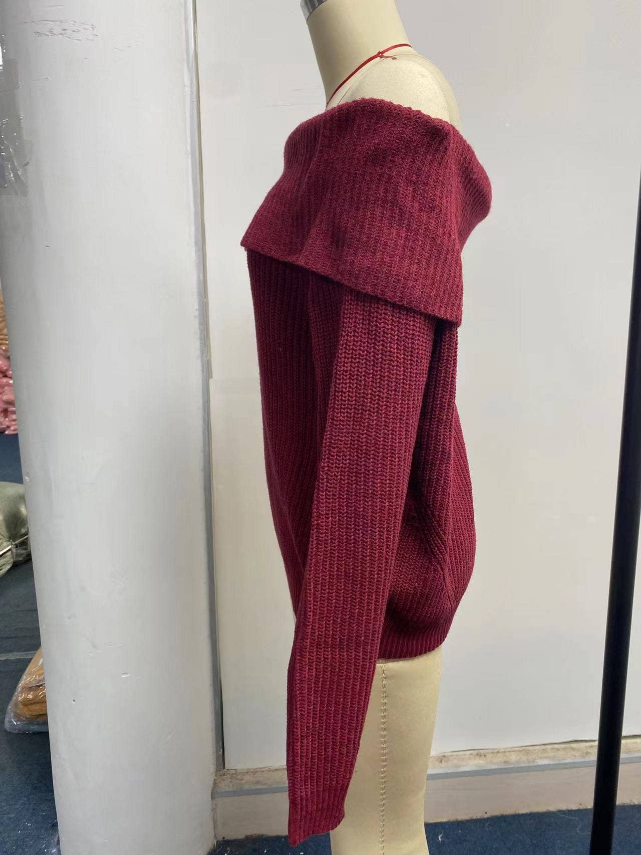 STRAPLESS SHOULDER SWEATER IN SOLID COLOR